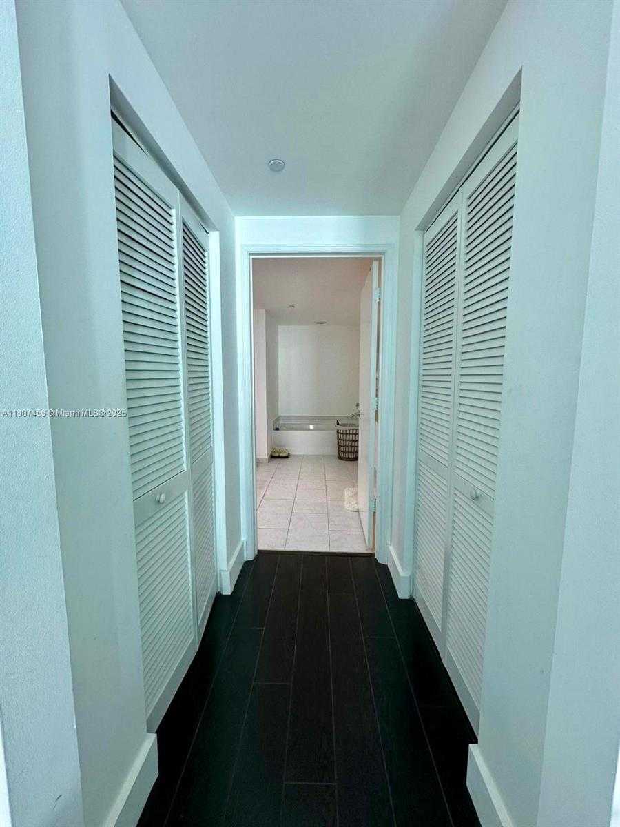 Small Image of 950 BRICKELL BAY DR #2406, Miami Number 18