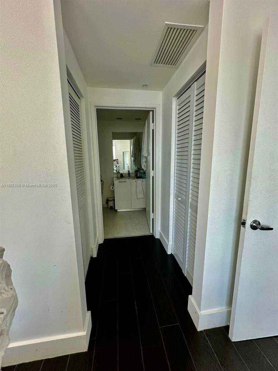 Small Image of 950 BRICKELL BAY DR #2406, Miami Number 19