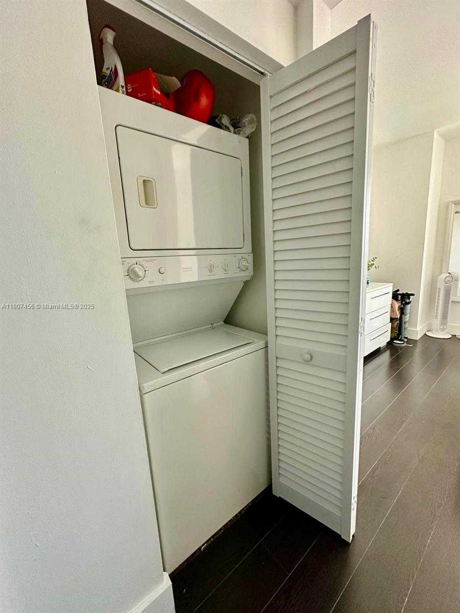 Small Image of 950 BRICKELL BAY DR #2406, Miami Number 20