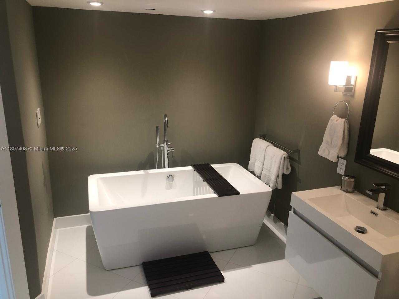 Small Image of 3640 YACHT CLUB DR #1805, Aventura Number 16