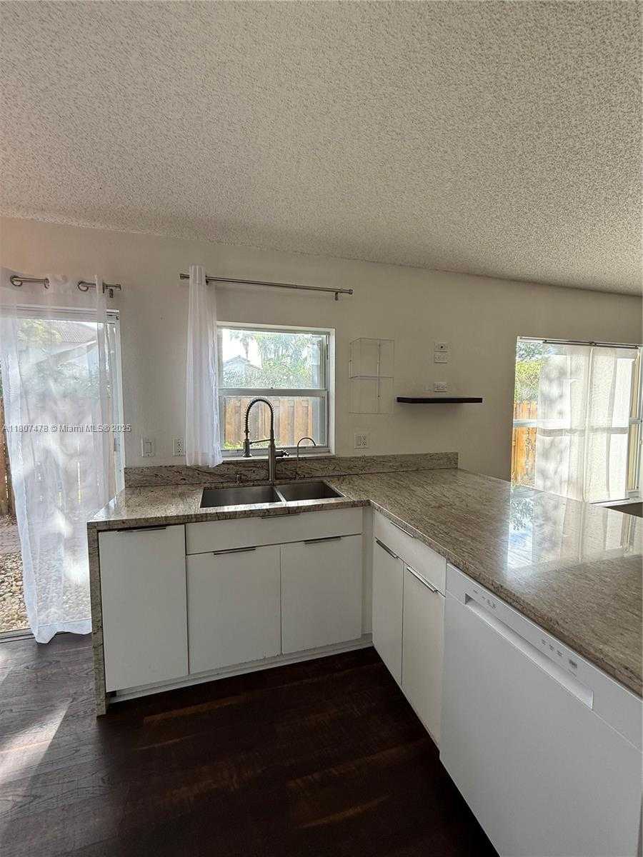 Small Image of 5858 NORTH WEST 113TH PL, Doral Number 3