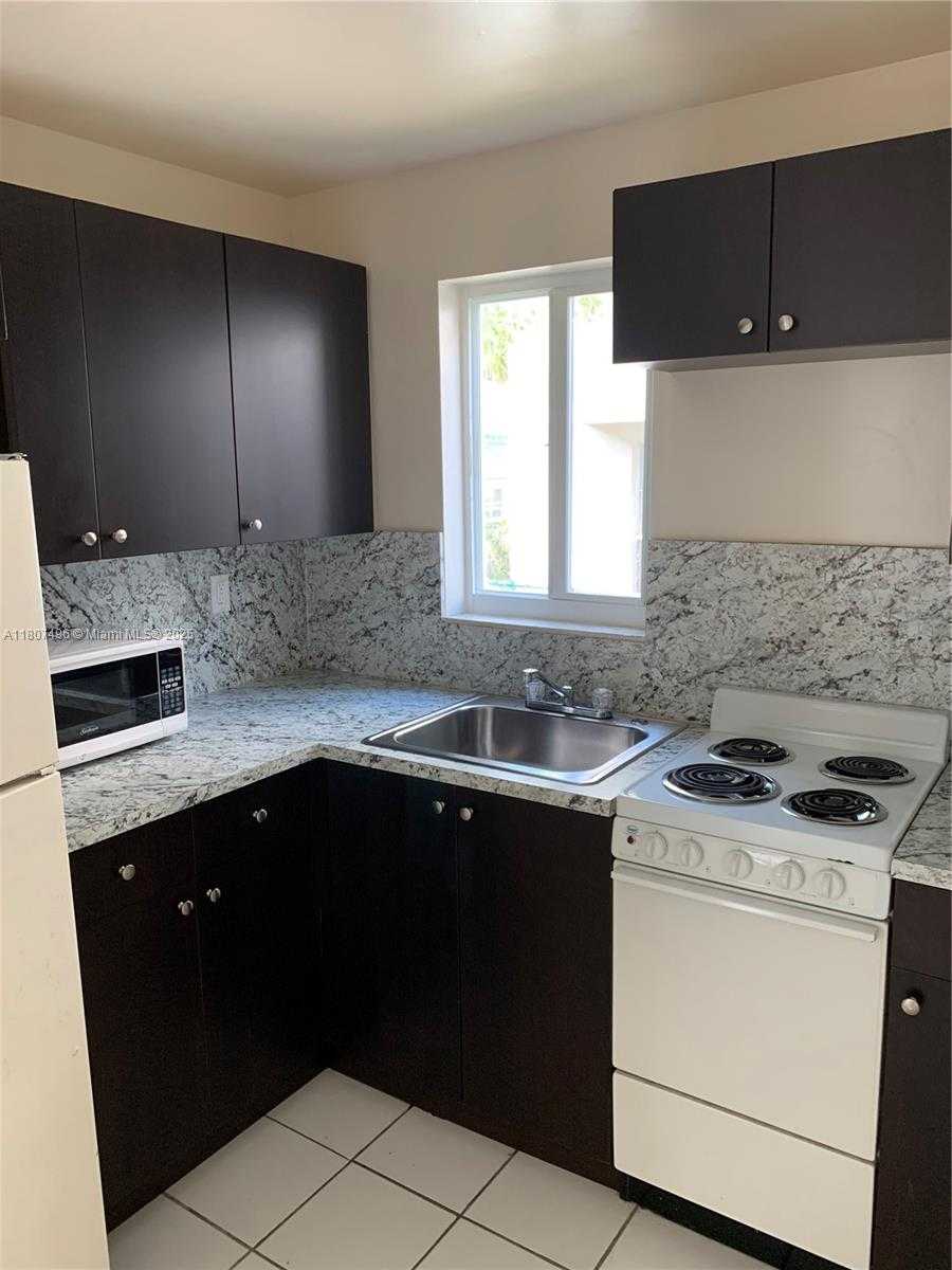 Small Image of 960 BIARRITZ DR #6, Miami Beach Number 4