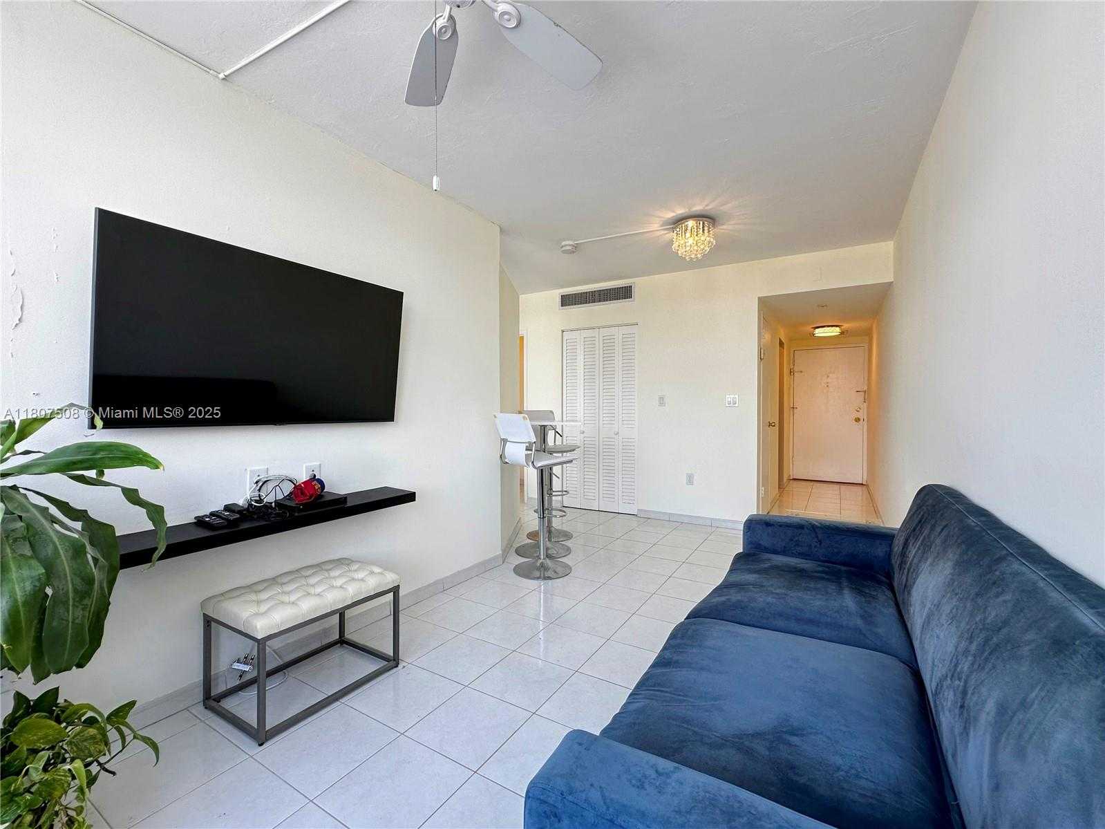 Small Image of 2899 COLLINS AVE #1042, Miami Beach Number 2