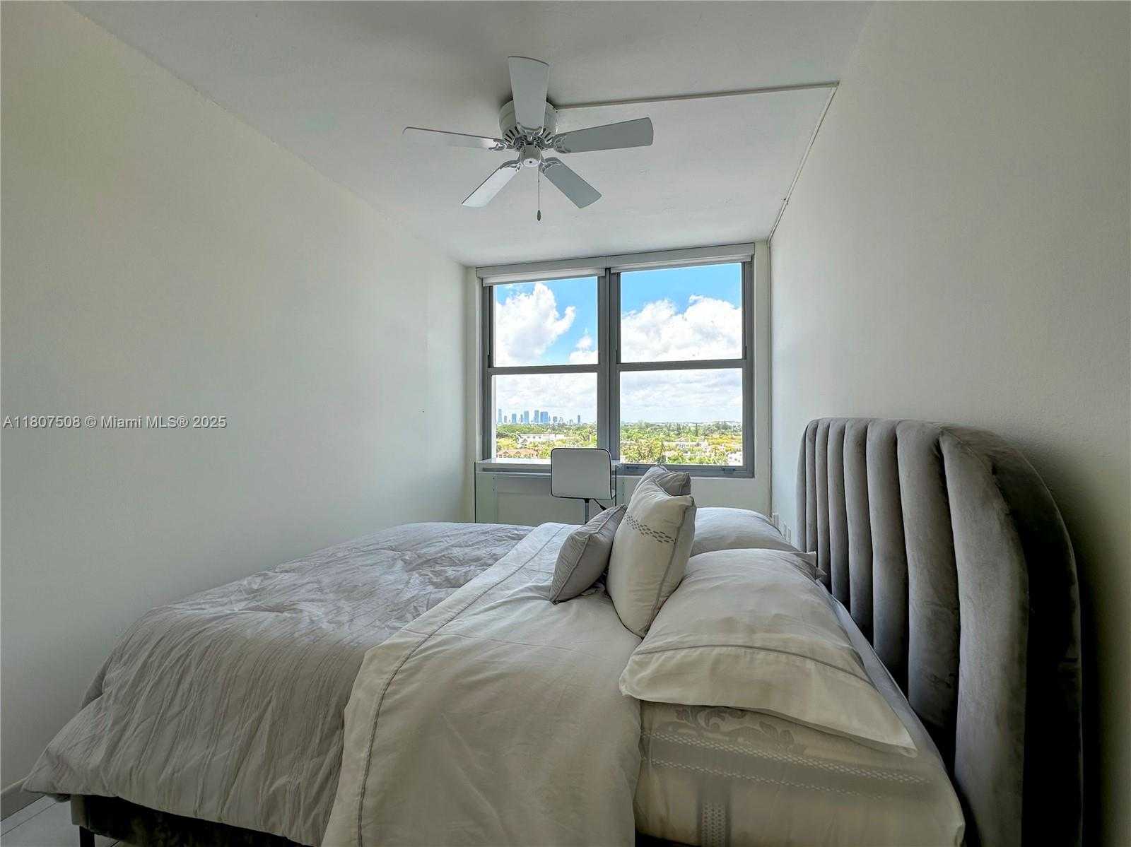 Small Image of 2899 COLLINS AVE #1042, Miami Beach Number 4
