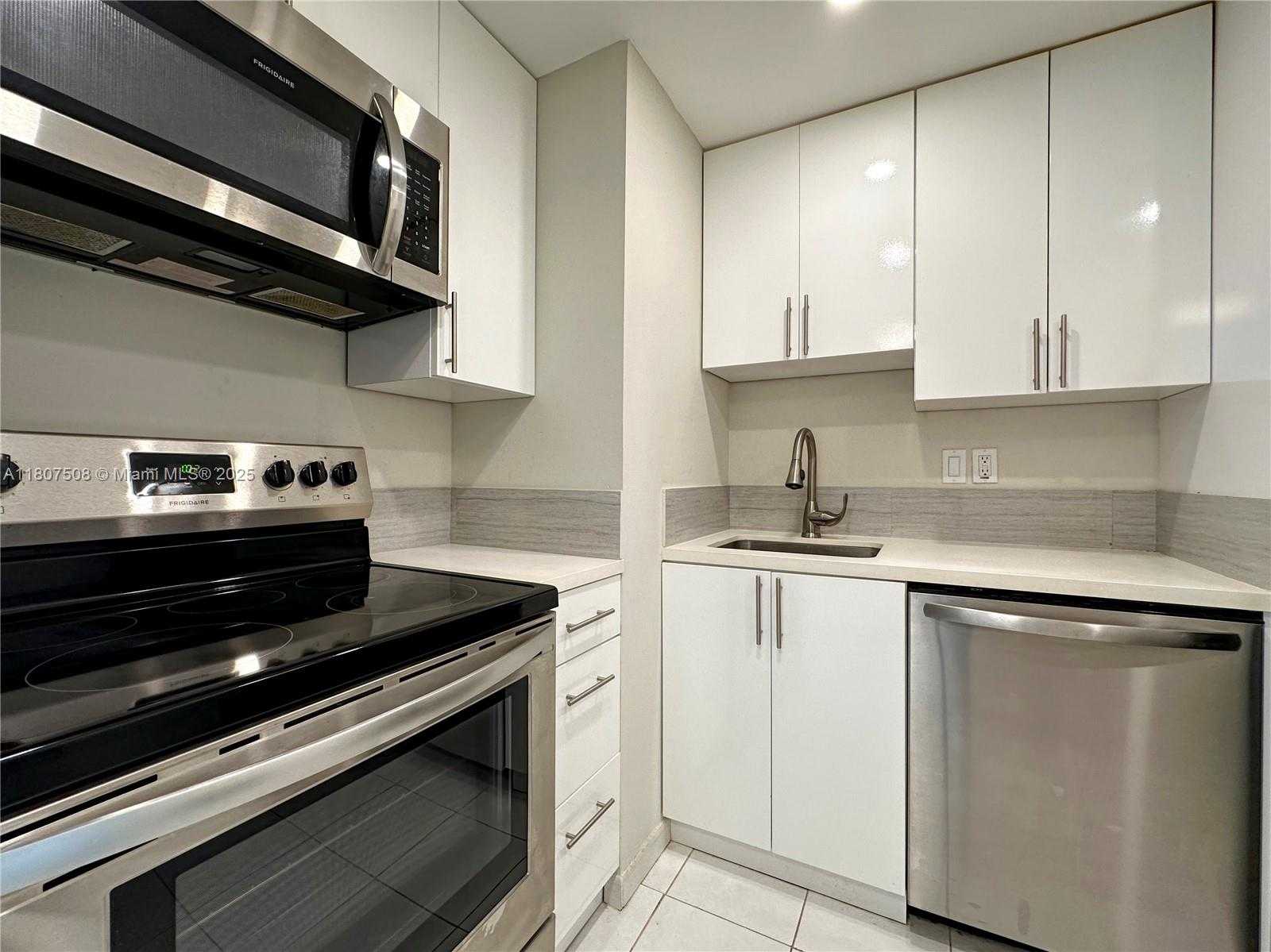 Small Image of 2899 COLLINS AVE #1042, Miami Beach Number 5