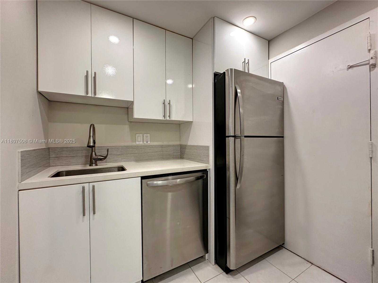 Small Image of 2899 COLLINS AVE #1042, Miami Beach Number 6