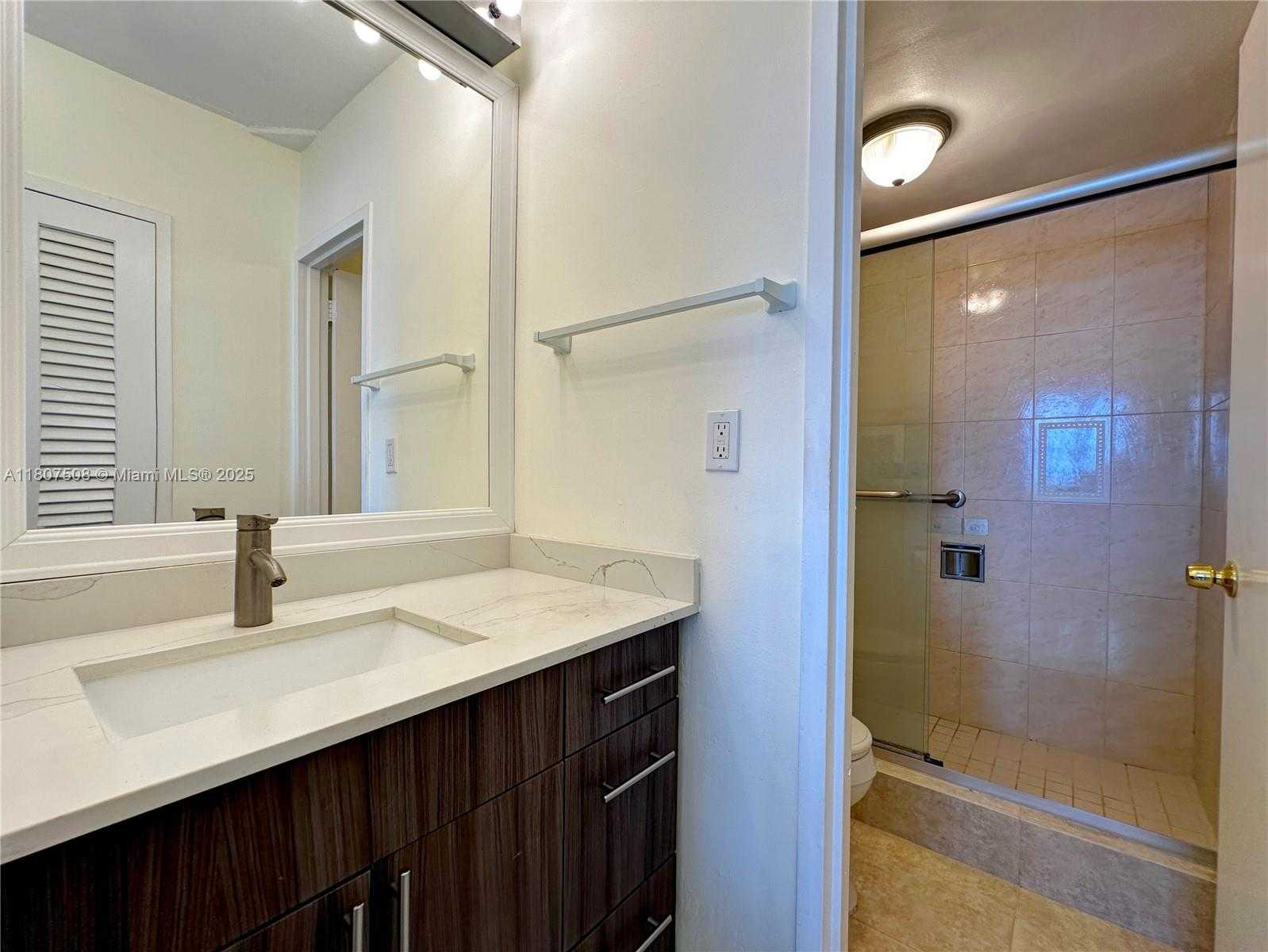 Small Image of 2899 COLLINS AVE #1042, Miami Beach Number 7