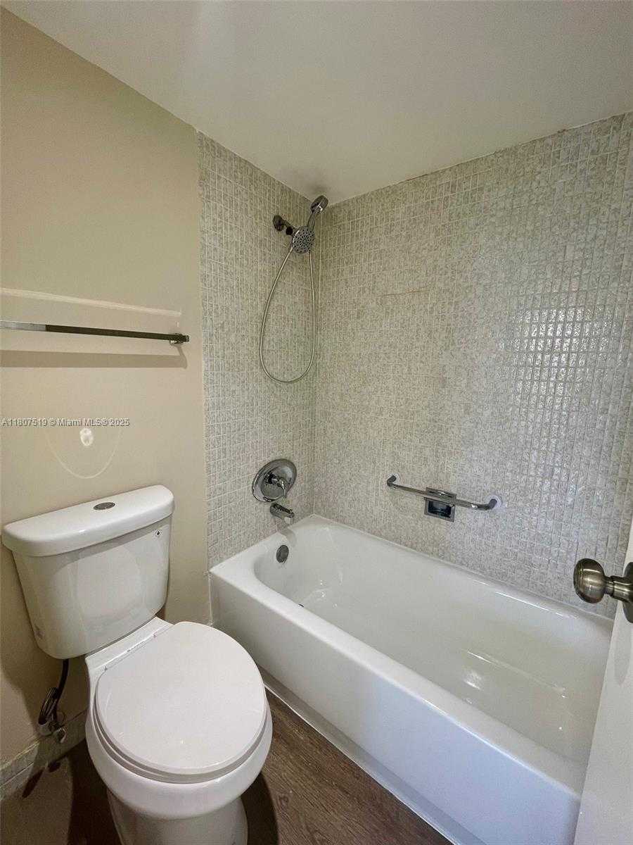 Small Image of 20400 E Country Club Dr, Aventura, FL 33180, USA Number 18