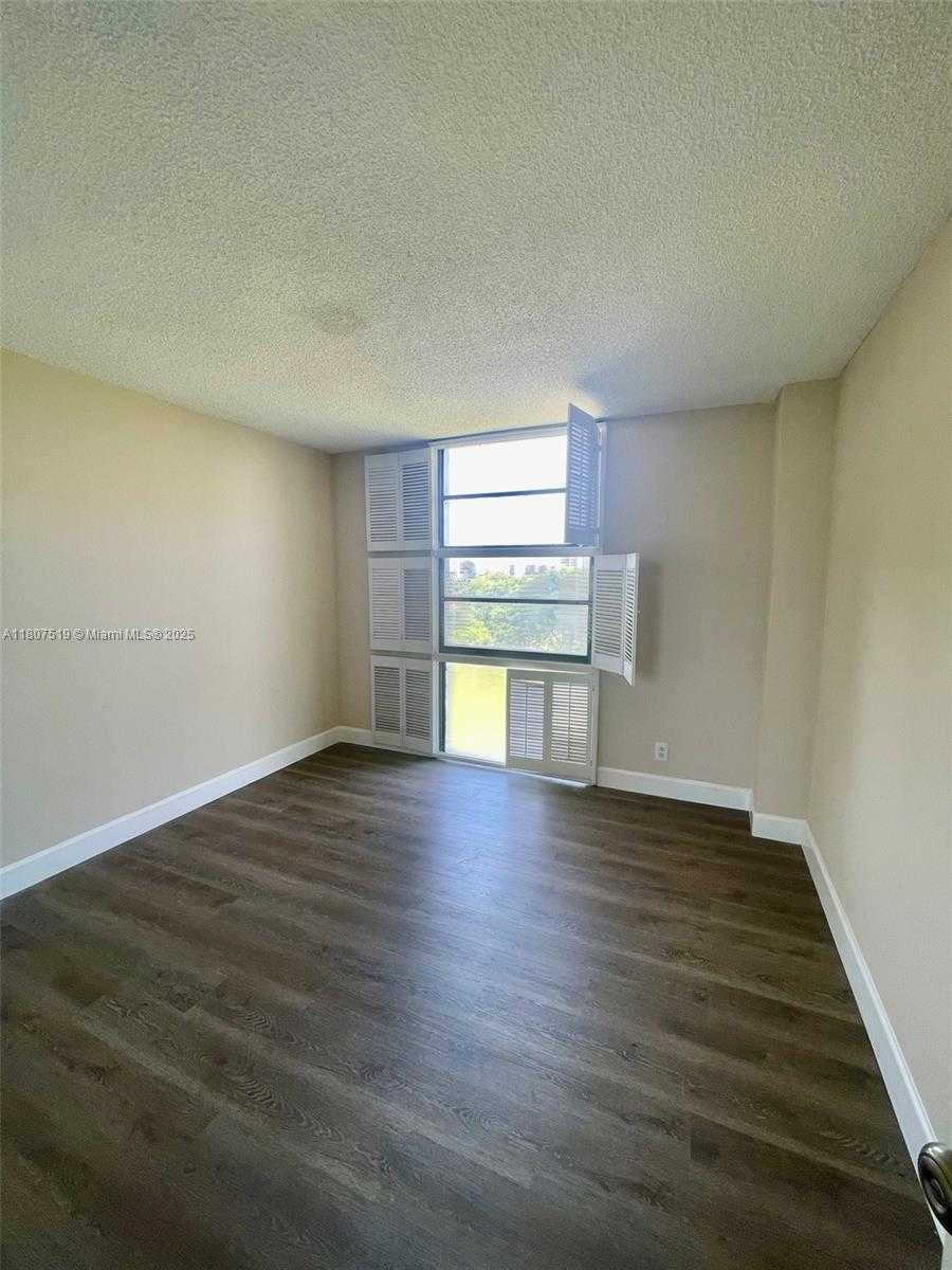 Small Image of 20400 E Country Club Dr, Aventura, FL 33180, USA Number 19
