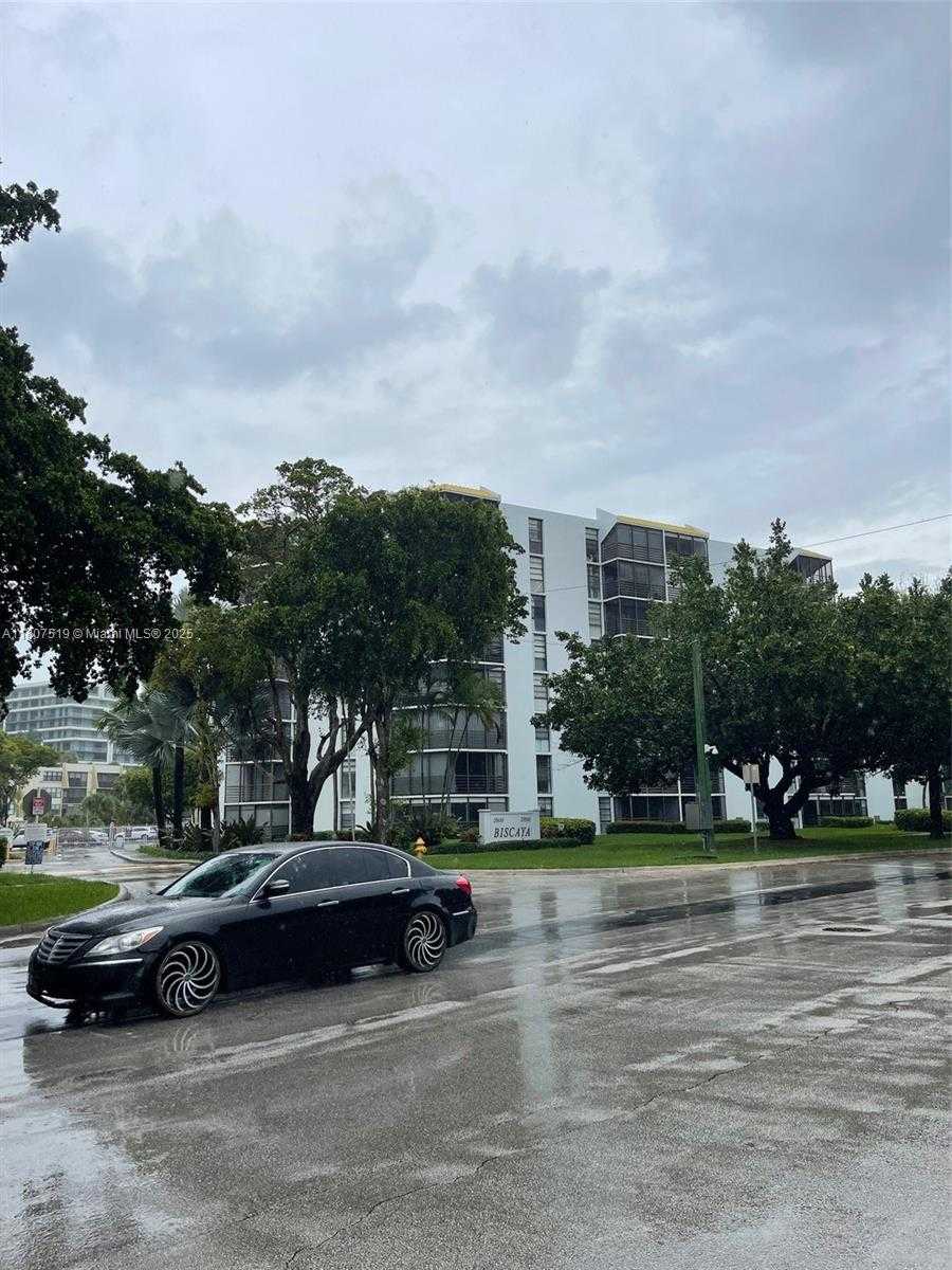 Small Image of 20400 E Country Club Dr, Aventura, FL 33180, USA Number 2