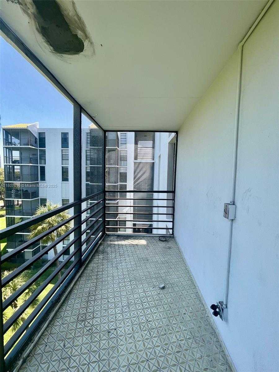 Small Image of 20400 E Country Club Dr, Aventura, FL 33180, USA Number 23