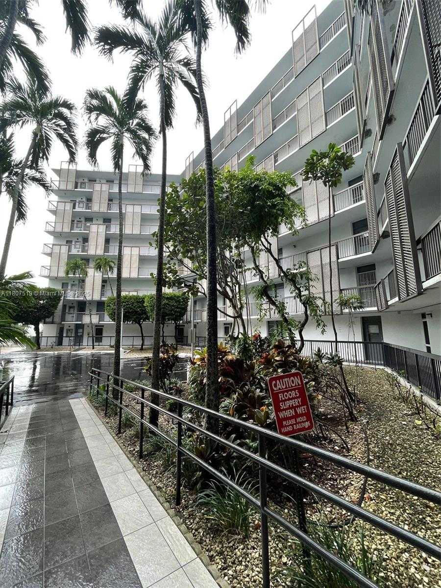 Small Image of 20400 E Country Club Dr, Aventura, FL 33180, USA Number 3