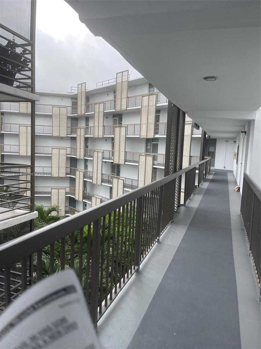 Small Image of 20400 E Country Club Dr, Aventura, FL 33180, USA Number 4