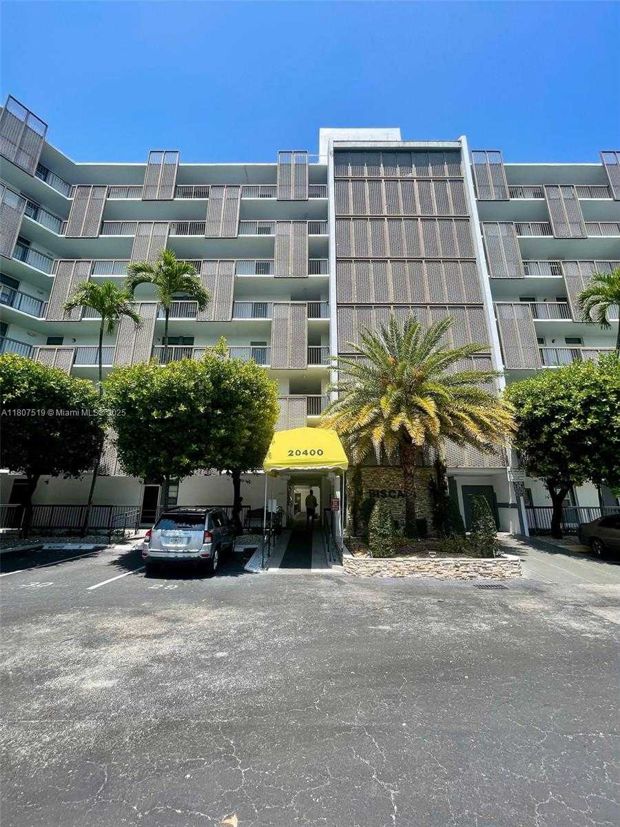 Small Image of 20400 E Country Club Dr, Aventura, FL 33180, USA Number 8