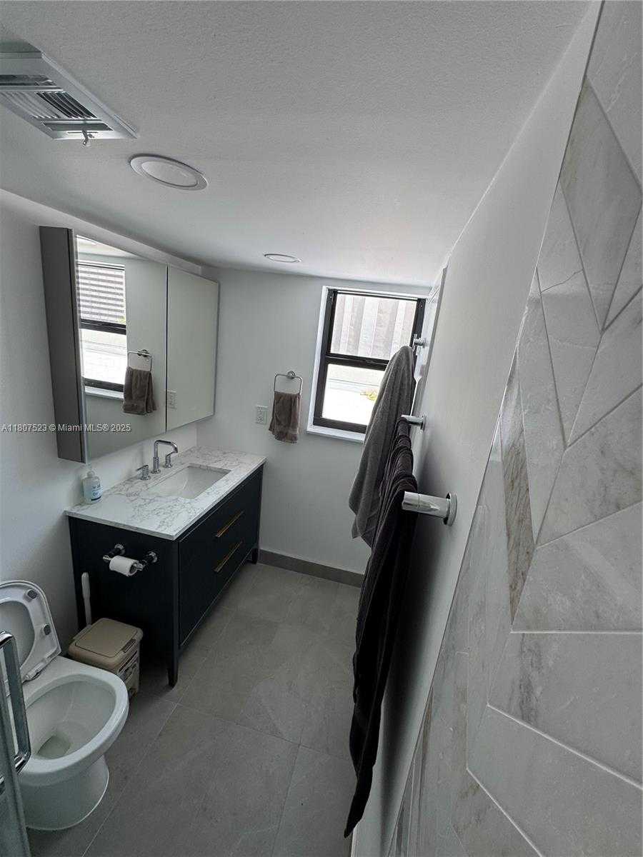 Small Image of 1800 COLLINS AVE #5B, Miami Beach Number 12