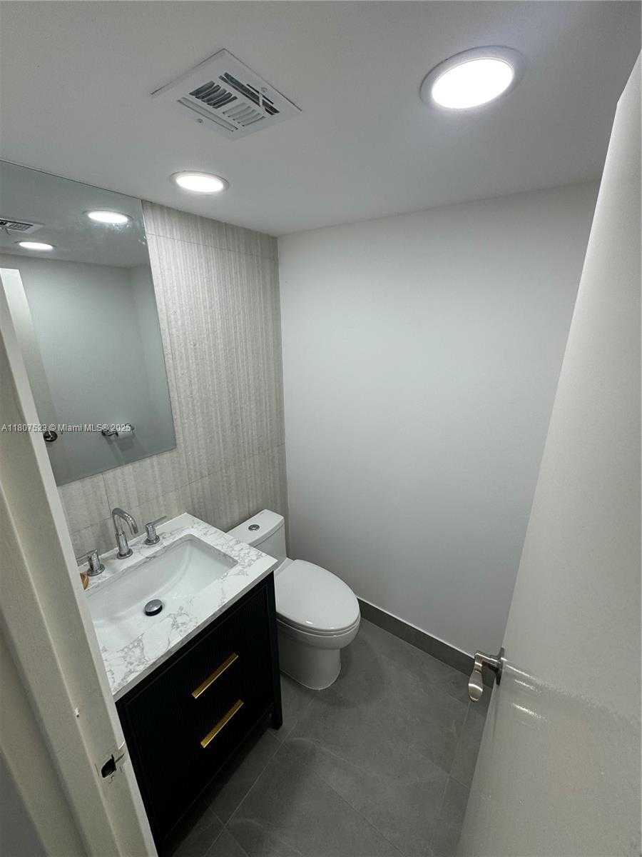 Small Image of 1800 COLLINS AVE #5B, Miami Beach Number 18