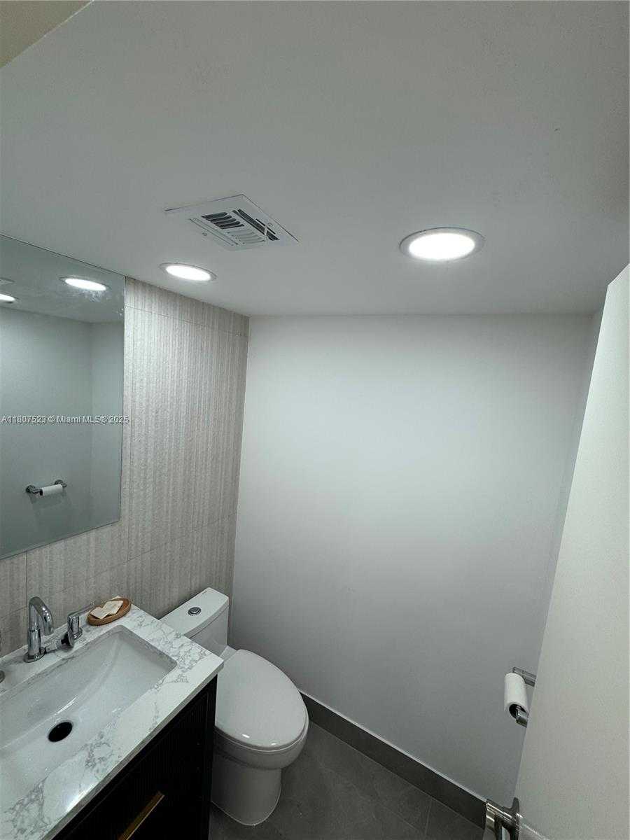 Small Image of 1800 COLLINS AVE #5B, Miami Beach Number 19
