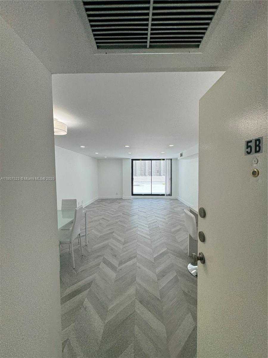 Small Image of 1800 COLLINS AVE #5B, Miami Beach Number 2