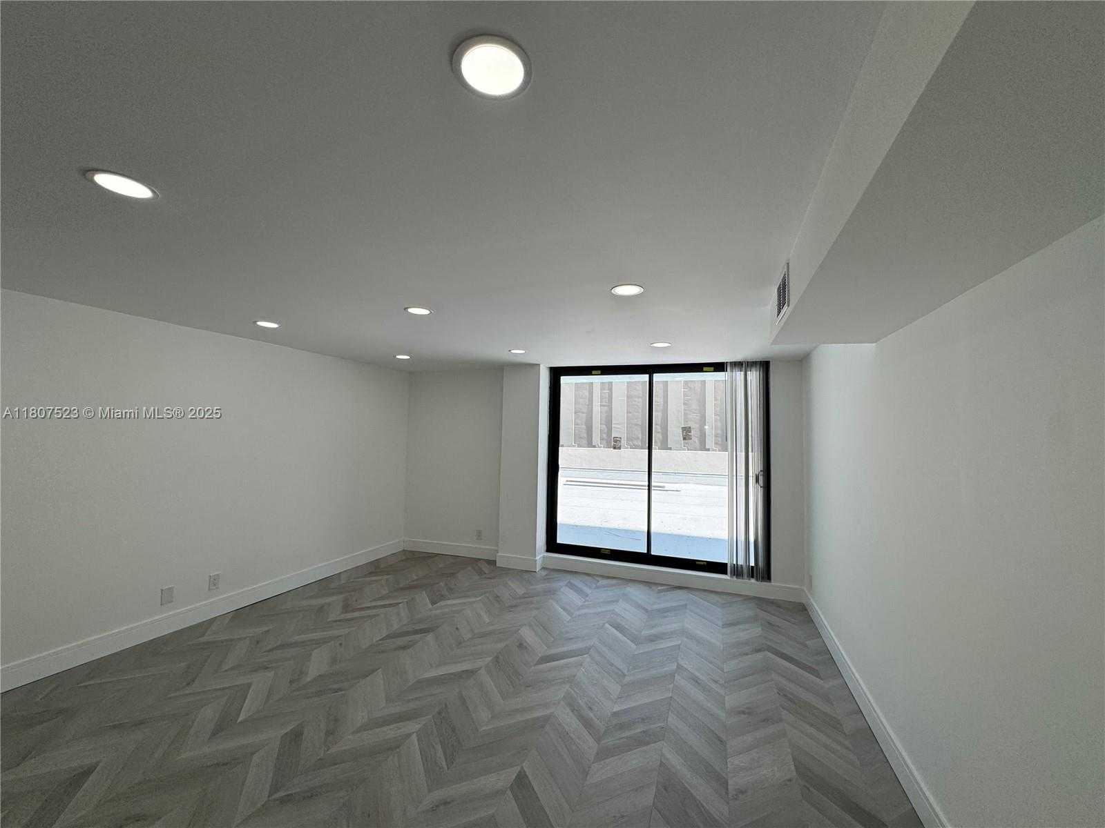 Small Image of 1800 COLLINS AVE #5B, Miami Beach Number 3