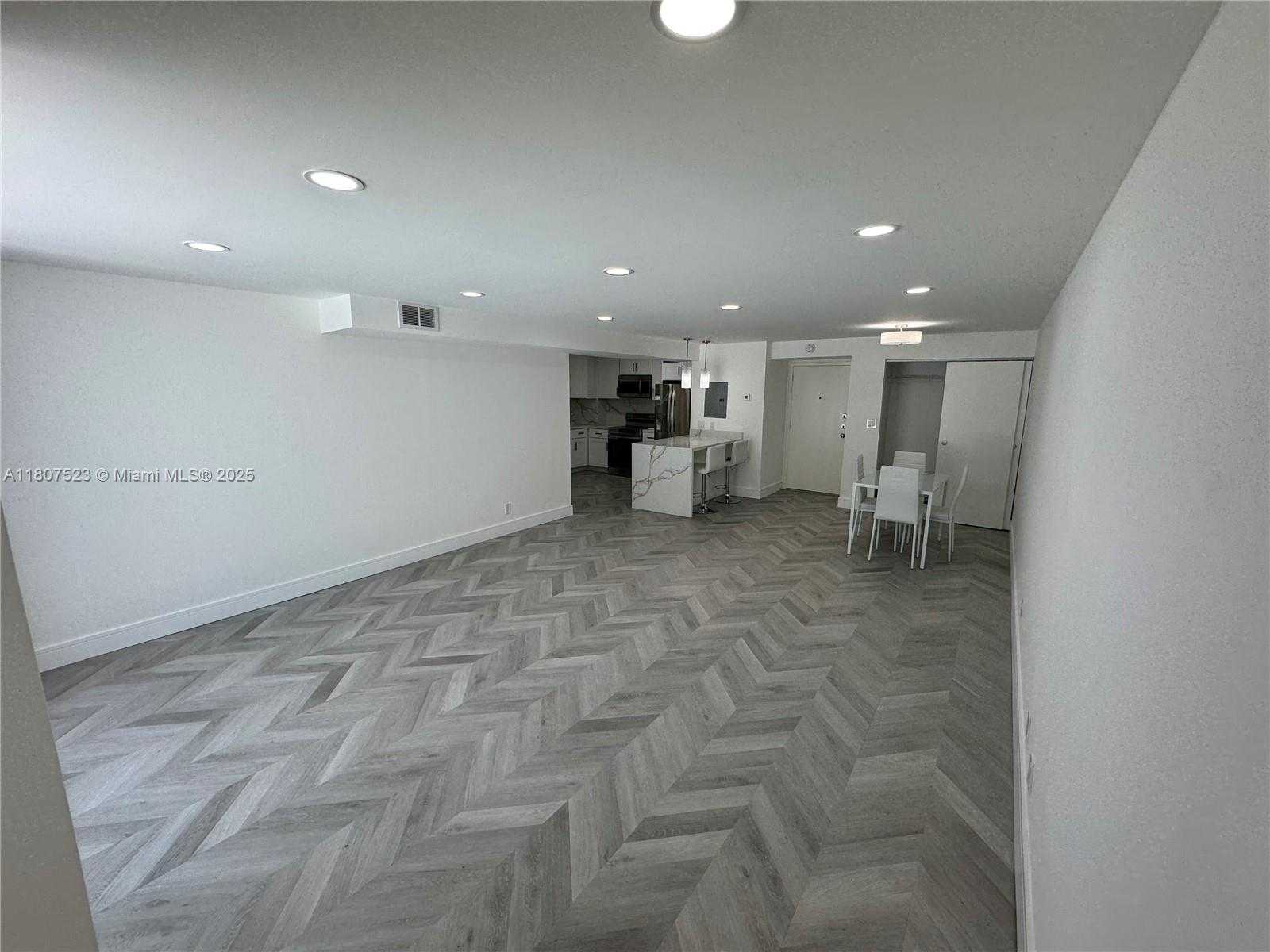 Small Image of 1800 COLLINS AVE #5B, Miami Beach Number 4