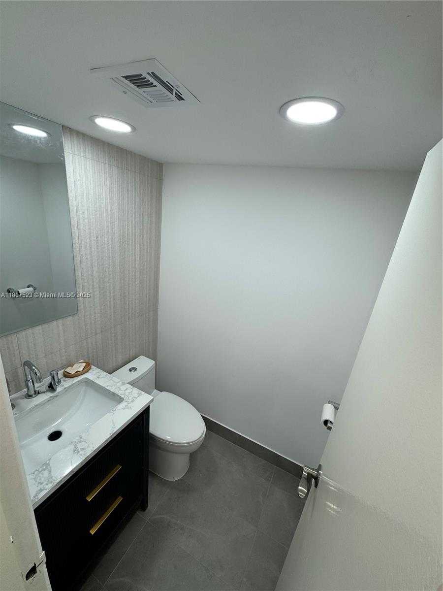 Small Image of 1800 COLLINS AVE #5B, Miami Beach Number 7
