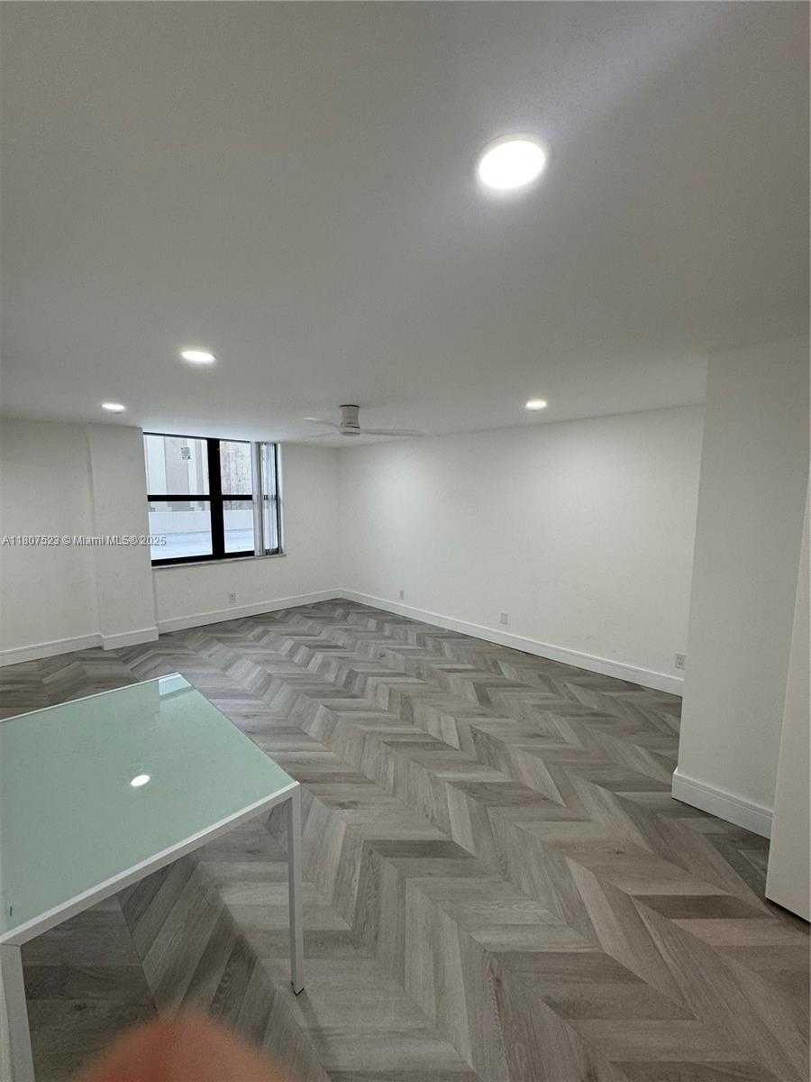 Small Image of 1800 COLLINS AVE #5B, Miami Beach Number 8