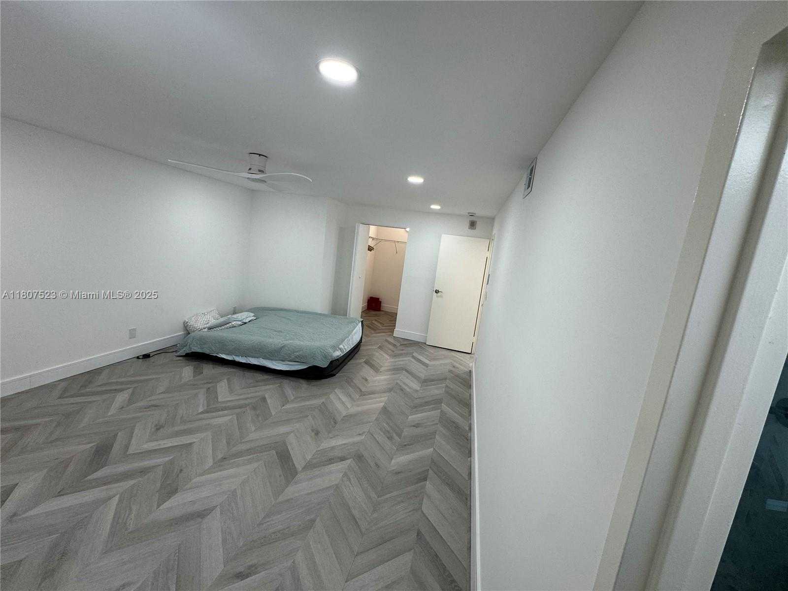 Small Image of 1800 COLLINS AVE #5B, Miami Beach Number 9