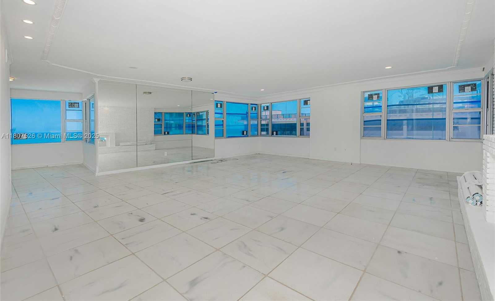 Small Image of 5255 COLLINS AVE #14D, Miami Beach Number 15