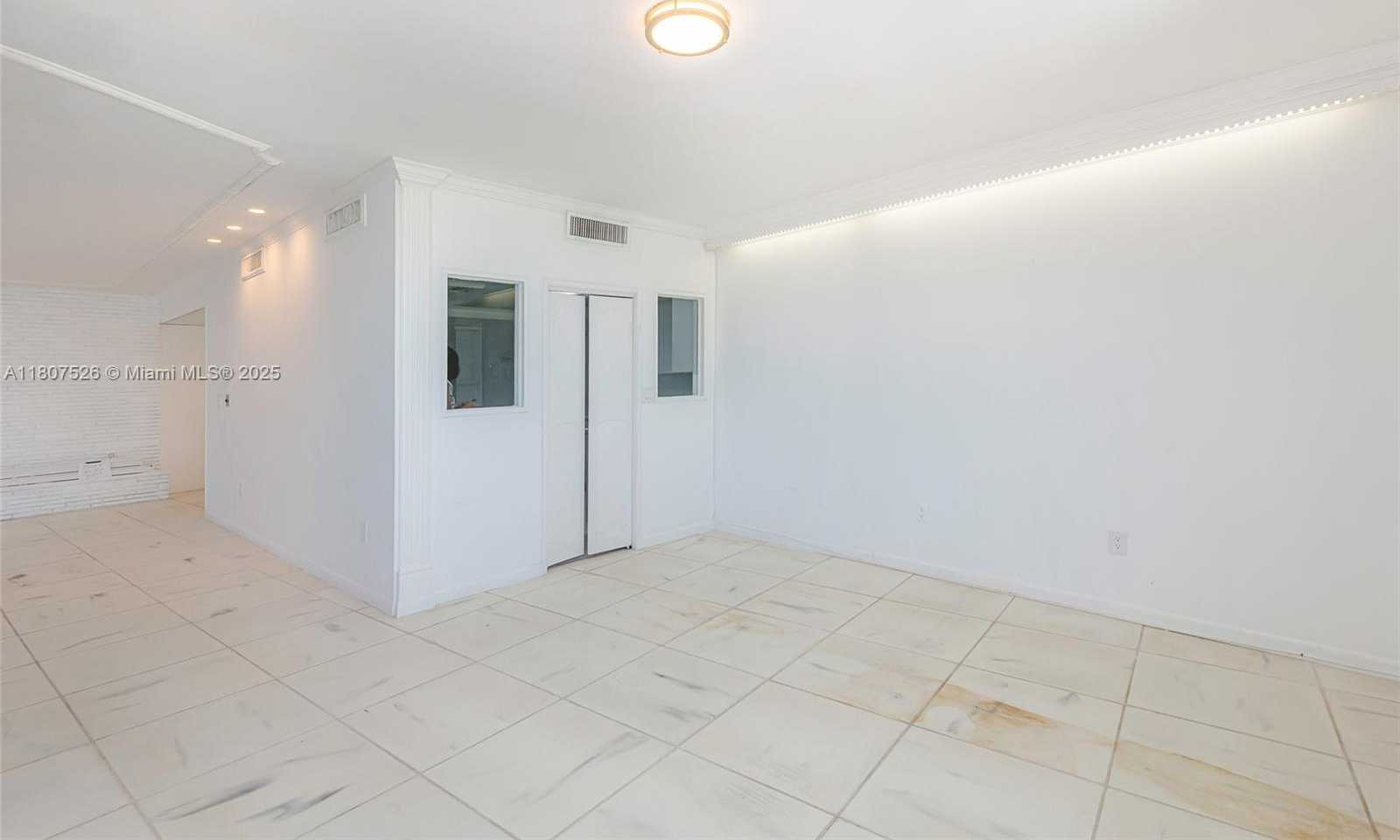 Small Image of 5255 COLLINS AVE #14D, Miami Beach Number 22