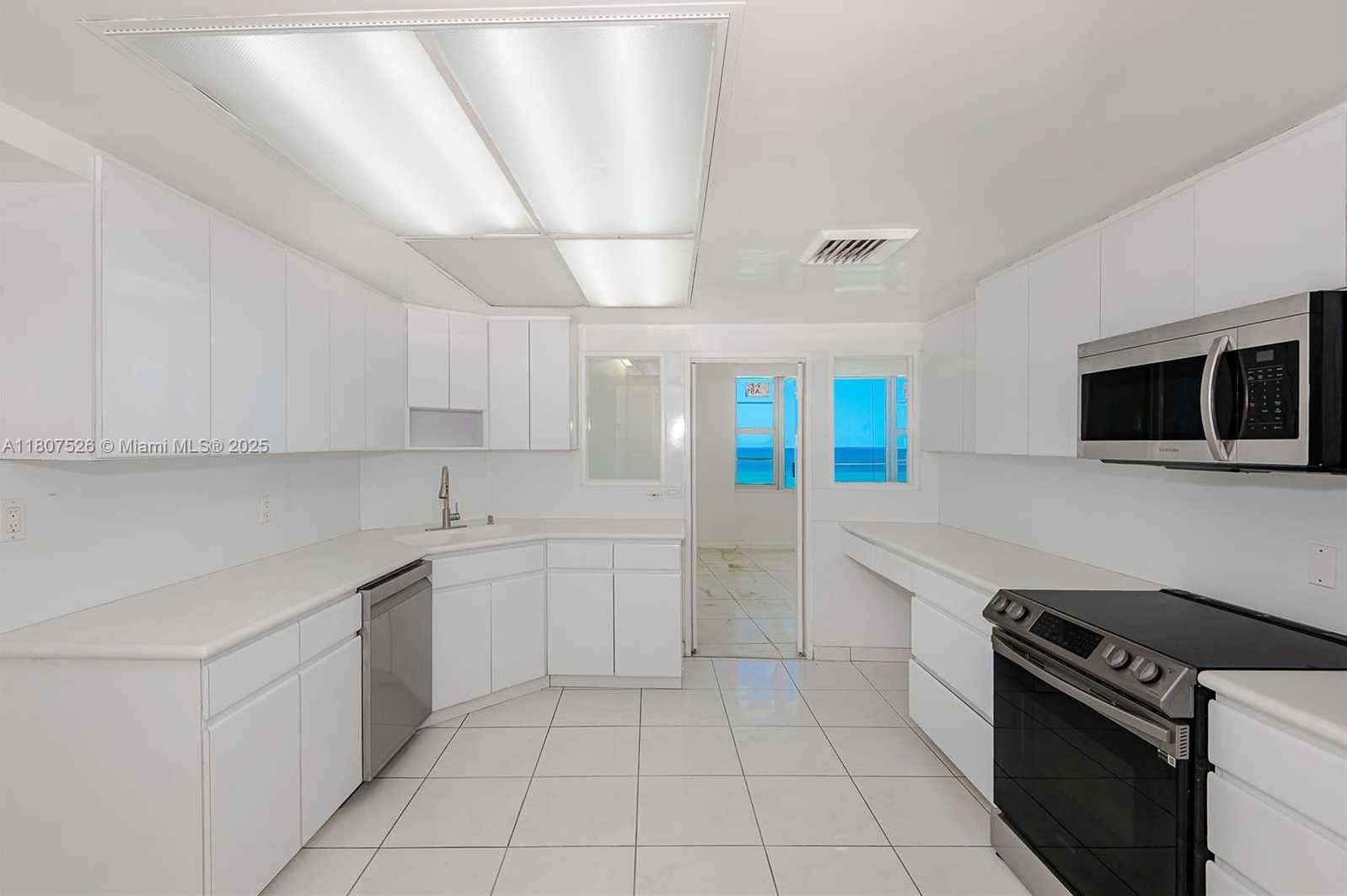 Small Image of 5255 COLLINS AVE #14D, Miami Beach Number 24