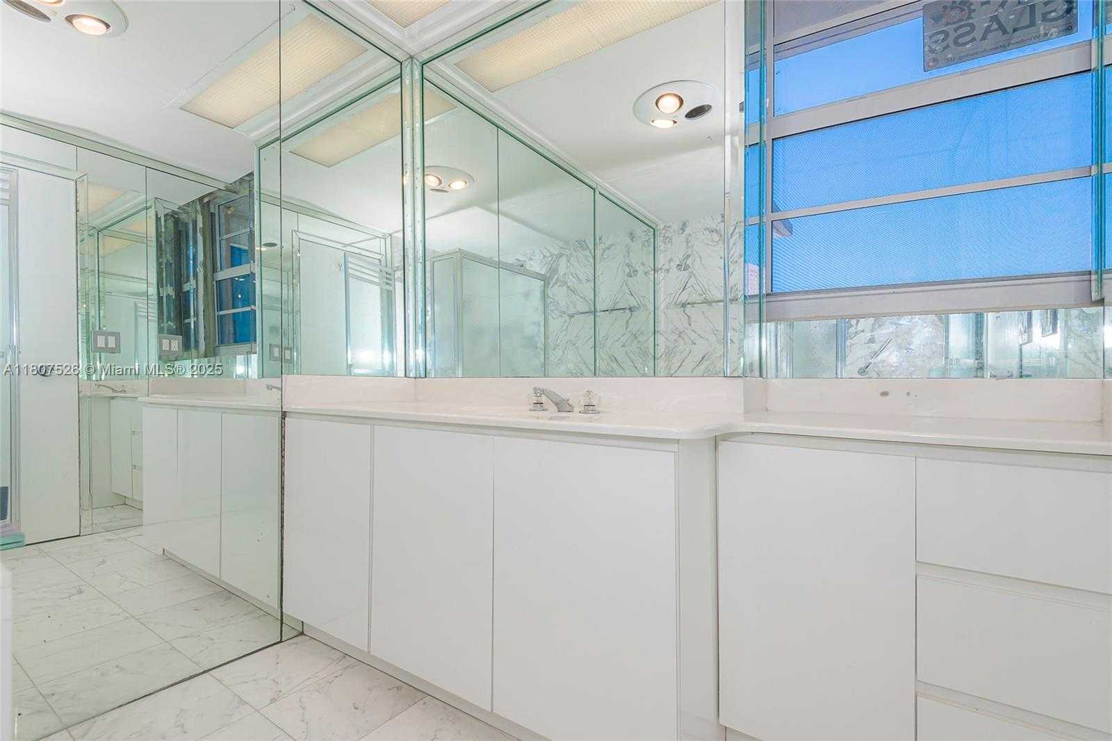 Small Image of 5255 COLLINS AVE #14D, Miami Beach Number 30