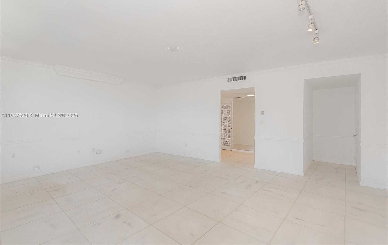 Small Image of 5255 COLLINS AVE #14D, Miami Beach Number 35