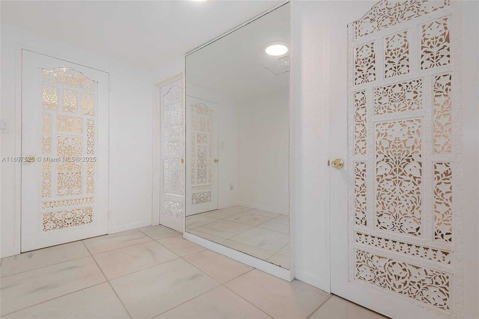 Small Image of 5255 COLLINS AVE #14D, Miami Beach Number 36