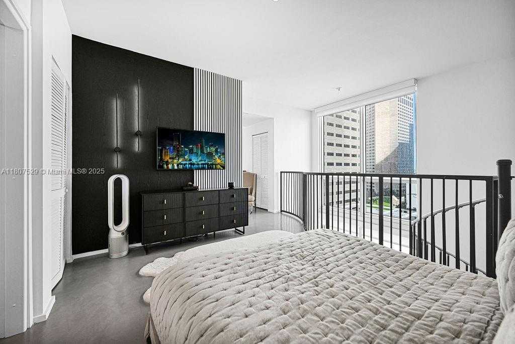 Small Image of 300 SOUTH BISCAYNE BLVD #L-1232, Miami Number 25