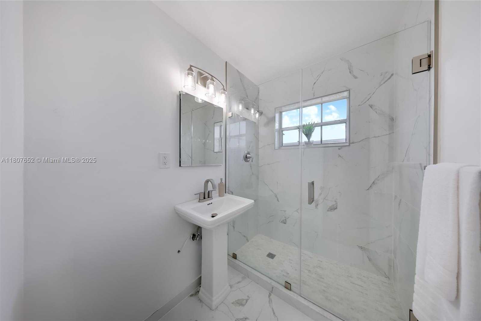 Small Image of 13521 SOUTH BISCAYNE RIVER RD, Miami Number 14