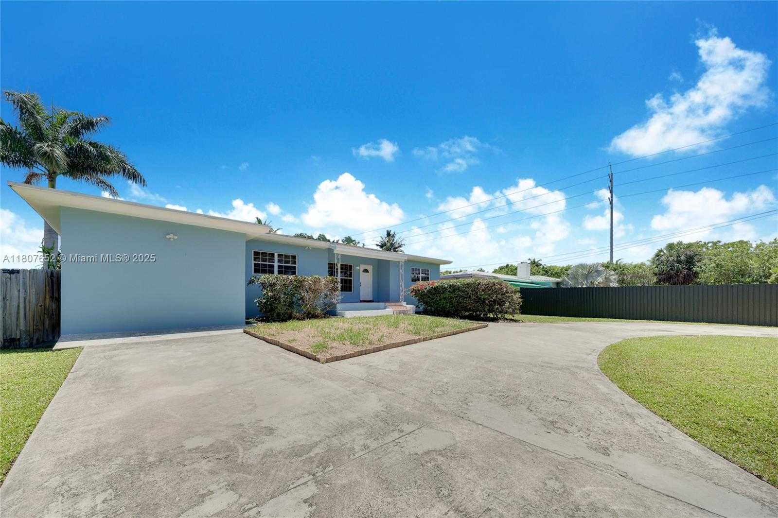Small Image of 13521 SOUTH BISCAYNE RIVER RD, Miami Number 2