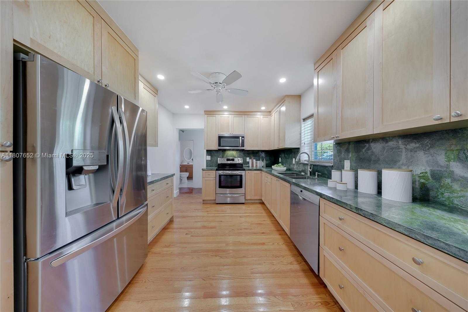 Small Image of 13521 SOUTH BISCAYNE RIVER RD, Miami Number 7