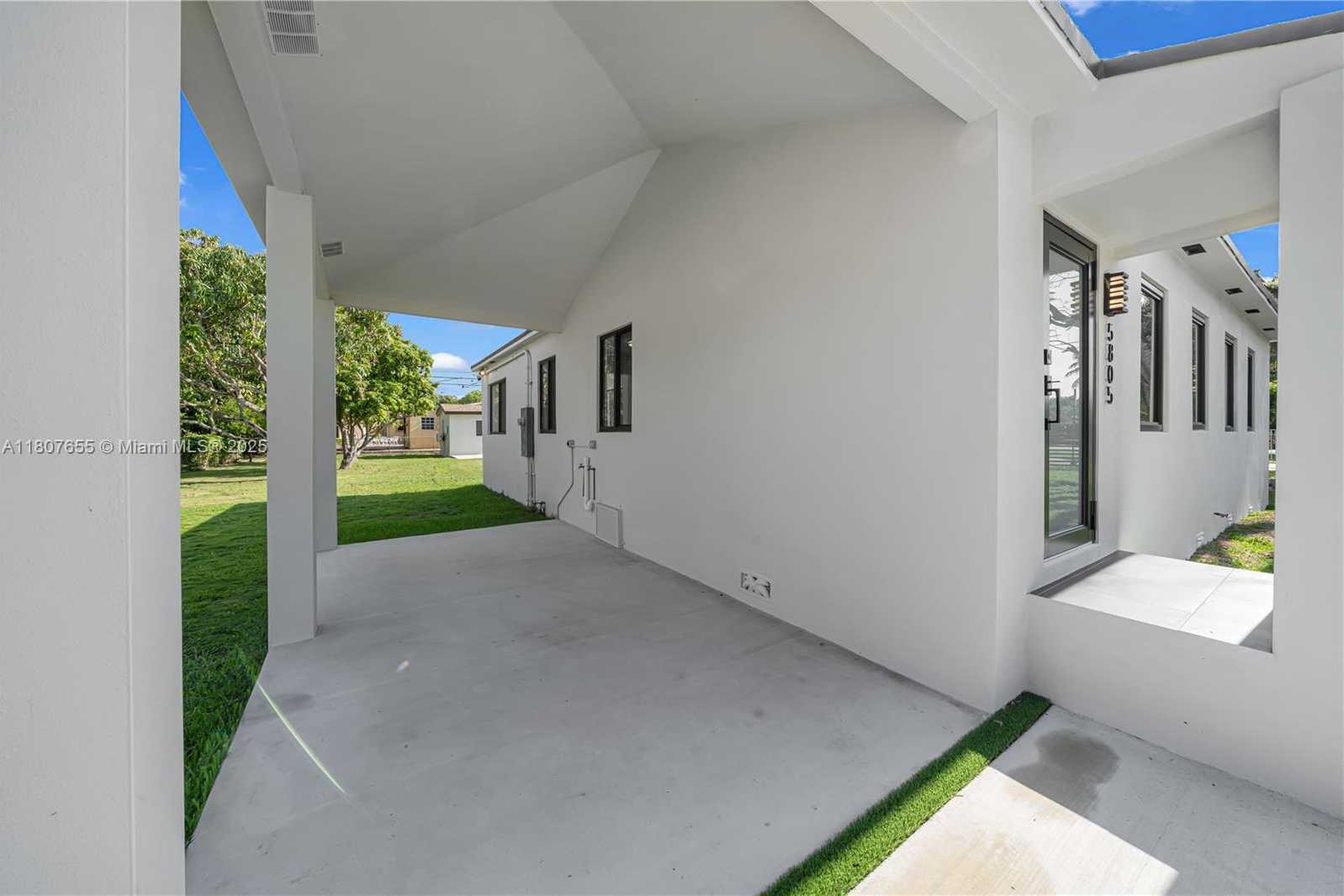 Small Image of 5805 SOUTH WEST 46TH TER, Miami Number 4