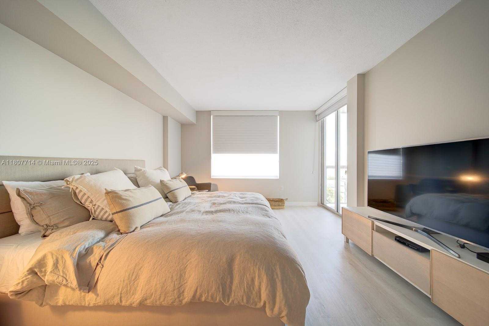 Small Image of 1900 SUNSET HARBOUR DR #1005, Miami Beach Number 15
