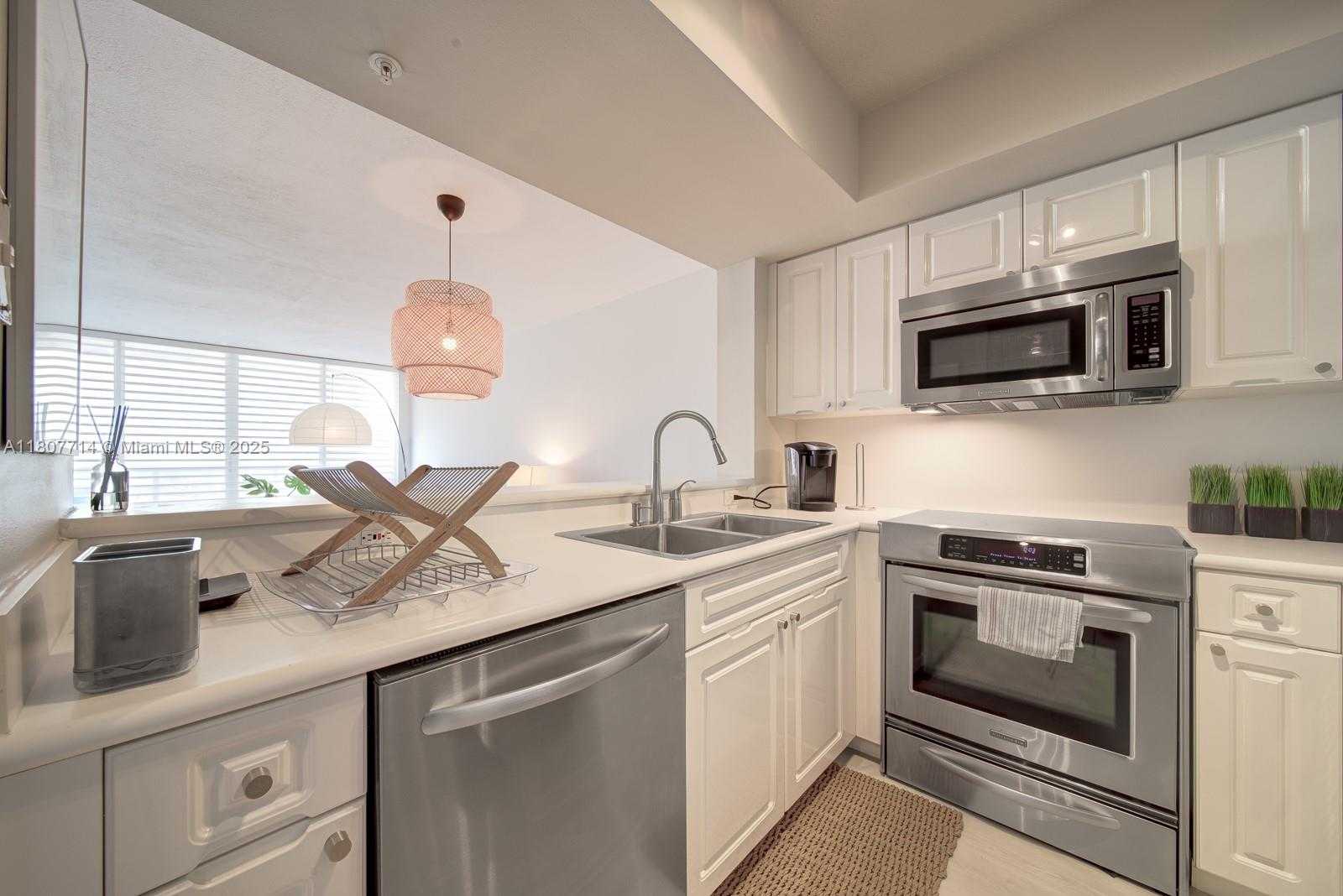 Small Image of 1900 SUNSET HARBOUR DR #1005, Miami Beach Number 3