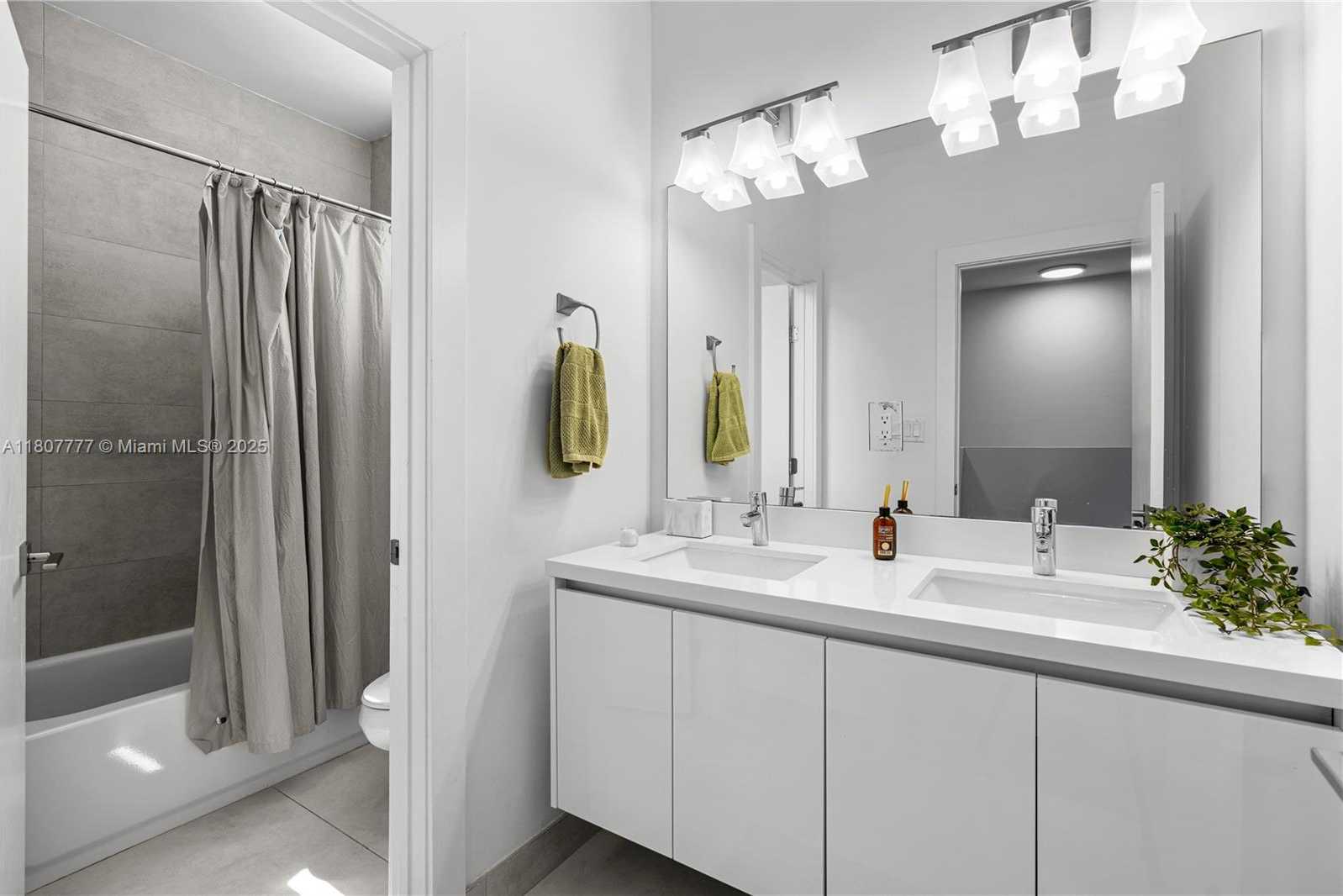 Small Image of 10330 NORTH WEST 68TH ST, Doral Number 28