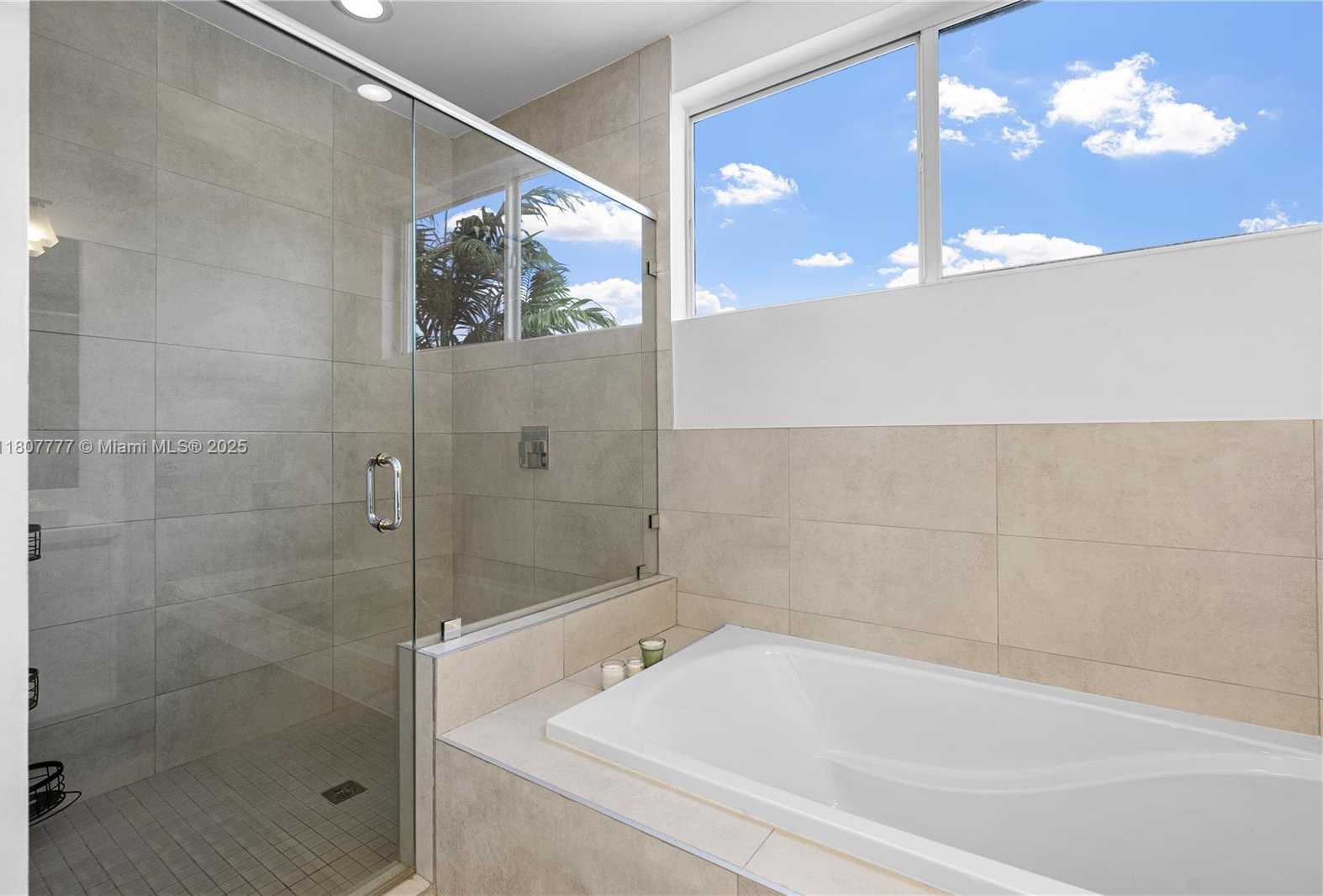 Small Image of 10330 NORTH WEST 68TH ST, Doral Number 33