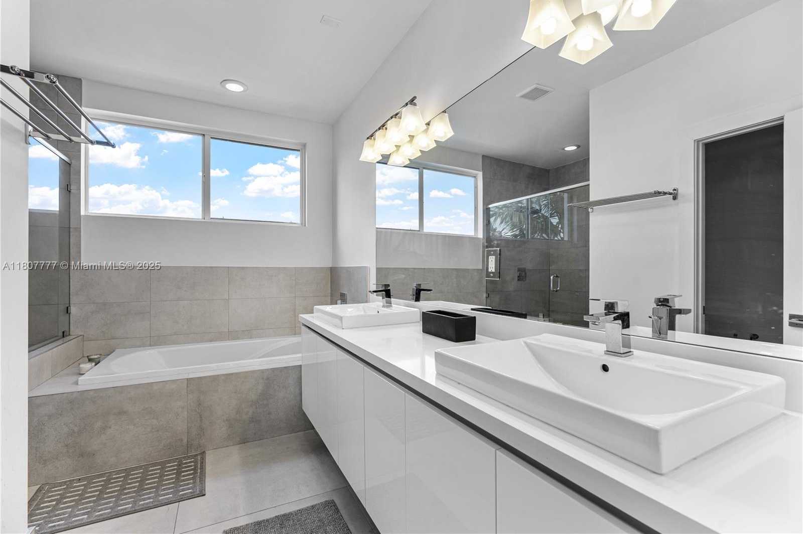 Small Image of 10330 NORTH WEST 68TH ST, Doral Number 34