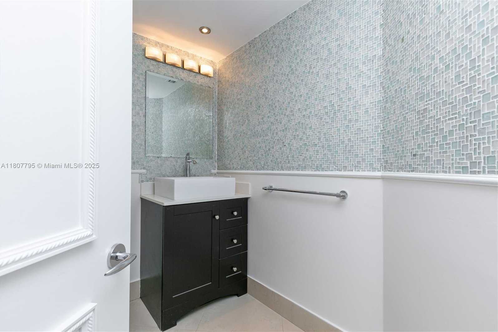 Small Image of 21150 POINT PLACE #LPH 2902, Aventura Number 14