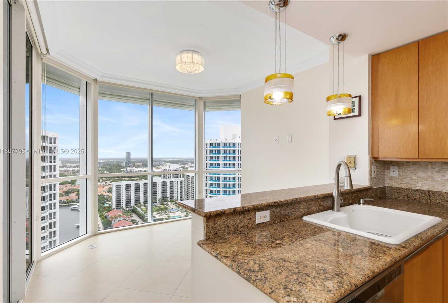 Small Image of 21150 POINT PLACE #LPH 2902, Aventura Number 16