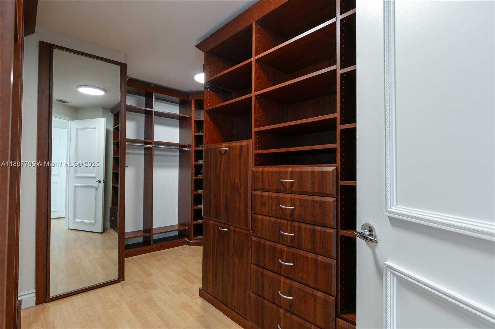 Small Image of 21150 POINT PLACE #LPH 2902, Aventura Number 23