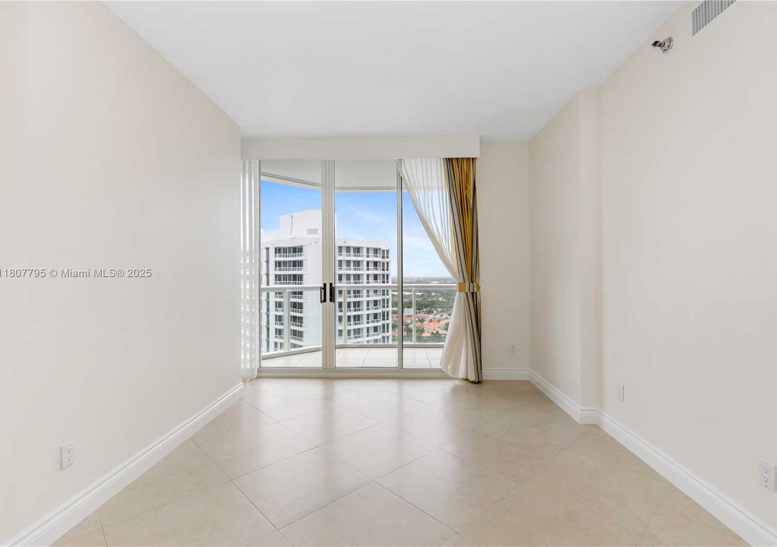 Small Image of 21150 POINT PLACE #LPH 2902, Aventura Number 30