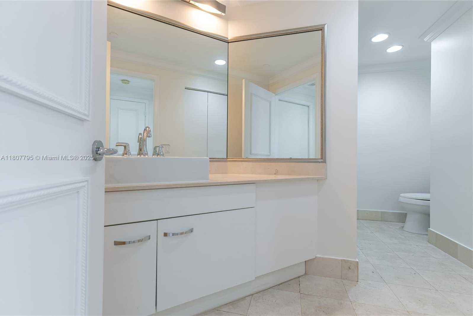 Small Image of 21150 POINT PLACE #LPH 2902, Aventura Number 37