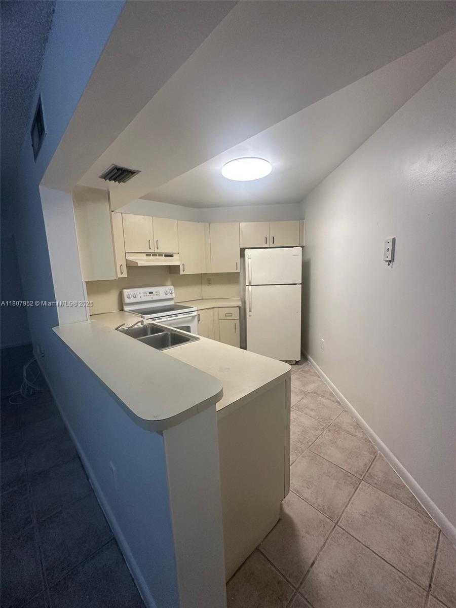 Small Image of 9741 FONTAINEBLEAU BLVD #H109, Miami Number 4