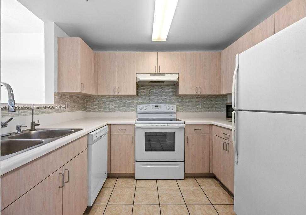 Small Image of 50 MENORES AVE #805, Coral Gables Number 5